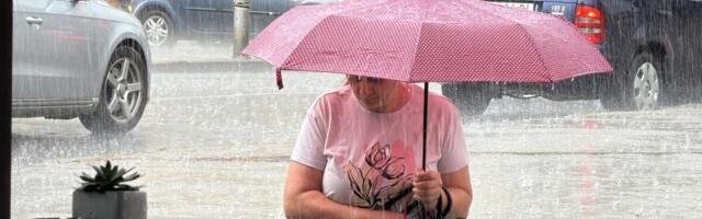 SNAŽNO NEVREME POGODILO LOZNICU: "Odjednom se smrklo i kao da je neko prosuo iz rukava!" Velika količina vode brzo se slila na kolovoze