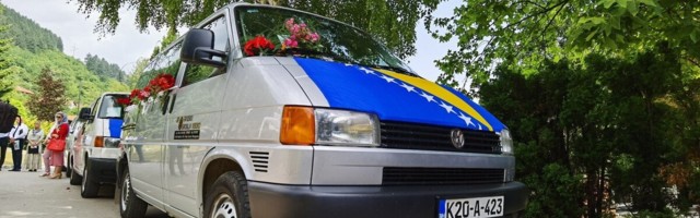 Tužna povorka s tijelima ubijenih u genocidu u Srebrenici krenula iz Visokog prema Potočarima