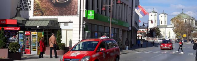 Pretio taksistkinji nožem i pištoljem - ženu spasile kolege