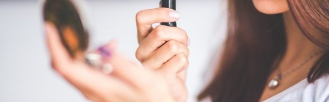 PANDEMIJA UBILA KARMIN! Drastičan pad prodaje ruževa! A evo šta ŽENE sada KUPUJU