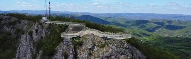 Poziv na tribinu “Realizacija projekta Stakleni vidikovac na Kablaru – neopravdano trošenje novca građana“