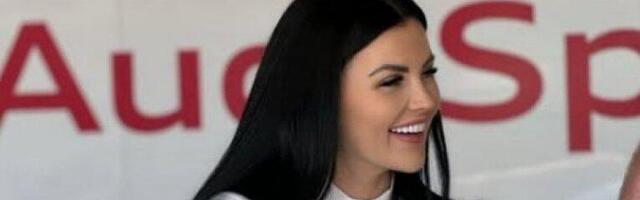 KO NE BI VOLEO DA IH ONA PROVOZA? Zbog crnke zanosnih oblina uzdišu muškarci širom sveta - više je zaradila na platformi za odlasle nego u automobilizmu! (FOTO GALERIJA)