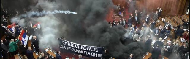 Tuča u Skupštini, dimne bombe, baklje, opozicija razvila transparent „Srbija ustaje da režim padne“