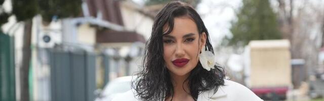 Katarina Grujić pokazala bujno poprsje: Skinula se u minijaturni bikini, sve se vidi (FOTO)