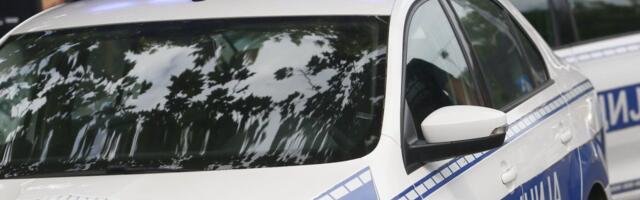 Udes u Arilju nasred raskrsnice: Traktor udario u automobil, on se zakucao u parkirano vozilo (VIDEO)