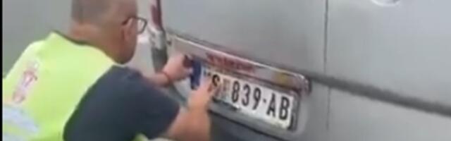 Policija zaustavila autobuse sa studentima iz NS: Skinuli im i tablice! (FOTO/VIDEO)