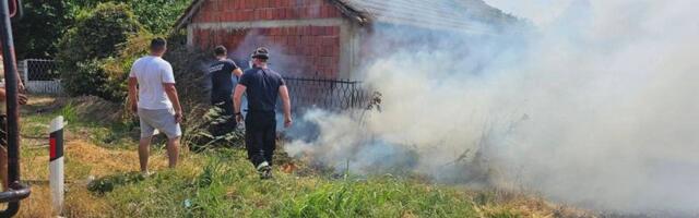 Veliki požar pored glavnog puta Leskovac – Niš, gore polja pšenice i nisko rastinje