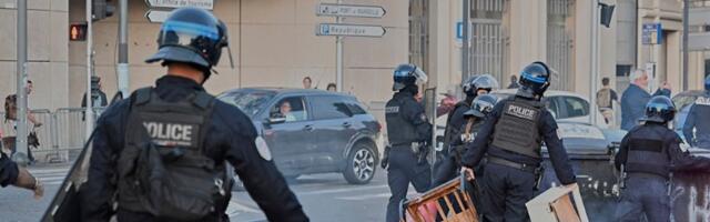 Policija bez milosti tuče novinare i demonstrante: Haos u Parizu (VIDEO)