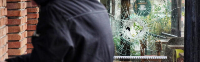 BACIO BOMBU U LOKAL, PA POBEGAO GLAVOM BEZ OBZIRA! Isplivao snimak eksplozije u Zrenjaninu! (VIDEO)