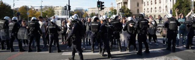 Baka OČITALA lekciju policiji ispred Ćacilenda (VIDEO)