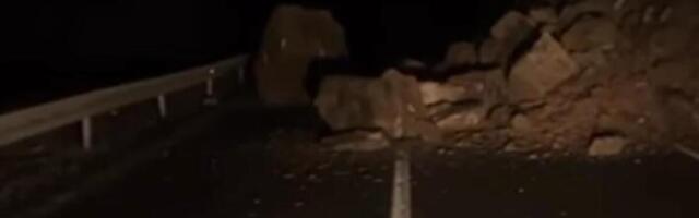 Drama na Ibarskoj magistrali, nekoliko tona kamena se sručilo na kolovoz: Potpuni zastoj saobraćaja (VIDEO)