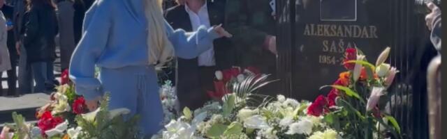 KARLEUŠA SE SLOMILA NA GROBU Saše Popovića: Jelenu RASTRZAO bol u delove, bacila se Suzani u naručje! (VIDEO)