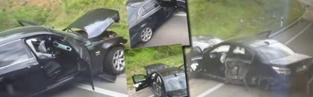 "Bmw" zgužvan kao konzerva: Jeziva saobraćajka kod Raške - delovi svuda po putu(VIDEO)