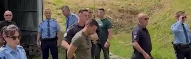 Приведени младићи због српске заставе испред манастира Светих Архангела код Призрена