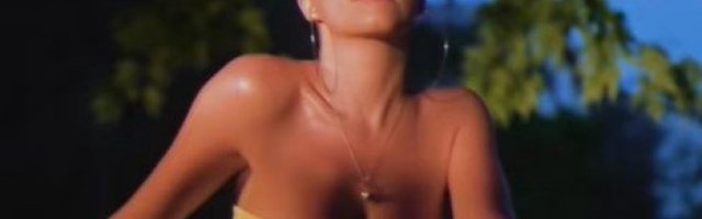 VAU, KAKVA BOMBA! SKINULA SE KIJA - BUJNO POPRSJE U PRVOM PLANU! A tek KOMENTARI! (FOTO)