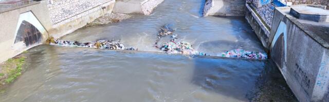 Novi Pazar – Sipaju cement direktno u rijeku Rašku, biološkinja kaže da je rijeka mrtva