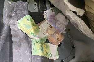 Испод задњег седишта БМВ-а сакрио 48.000 евра