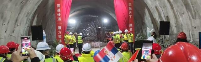 После 36 месеци напорног рада, пробијена десна цев тунела Лаз, до пробоја леве осталоје нешто мање од 120 метара