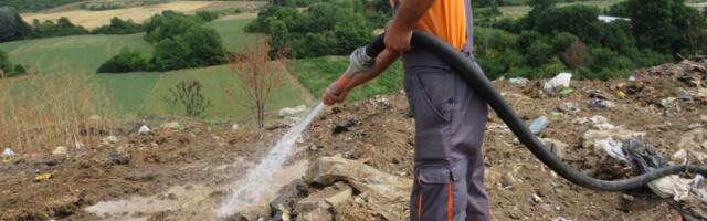 Preventivne mere na deponiji u Jovanovcu da ne dođe do novih požara, upotreba preparata na bazi ekstrakta algi inovativno rešenje (FOTO)