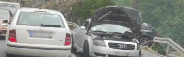 SUDARILA SE TRI VOZILA, DELOVI RASUTI PO PUTU! Udes na auto-putu kod Batajnice! (VIDEO)