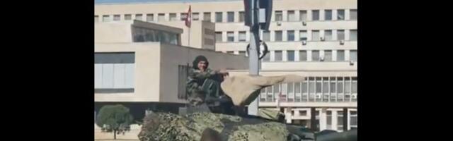 Mahao studentima pa završio na disciplinskoj: Vojnik iz parade postao bezbednosni problem