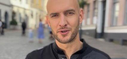 PEVAČ DOBIO ĆERKU U NOVOGODIŠNJOJ NOĆI! Podelio prvu fotografiju sa mezimicom: "Naša princeza je rođena 01.01. tačno u ponoć"