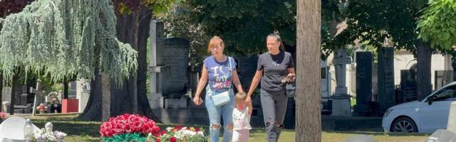 Marija sa ćerkom i majkom stigla na Džejev grob, pa se izdrala na Nadu: Pobesnela kad je videla poruku