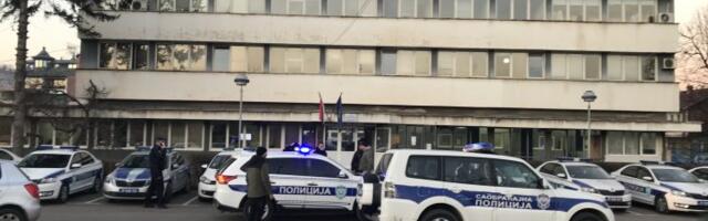 Policija čuva učenike u Osnovnoj školi „Vuk Karadžić“ u Novom Pazaru