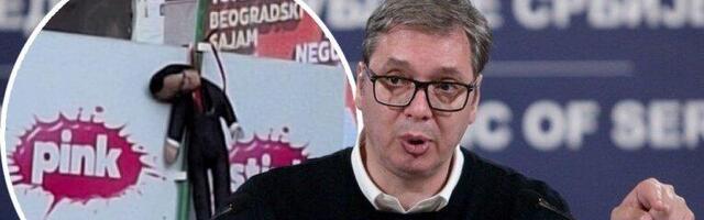 MUP potvrdio: Uhapšen muškarac koji je na protestu nosio lutku Vučića sa omčom!