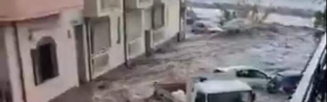 Voda nosi sve pred sobom: Automobili završili u moru (VIDEO)