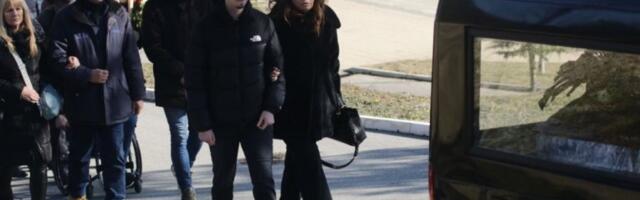 SIN POKOJNOG DEJANA MATIĆA NE MOŽE DA SE ODVOJI OD SANDUKA: Majka ga ne ispušta iz ruku, ovo je najemotivniji trenutak na SAHRANI!