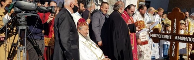 PESNIK MATIJA BEĆKOVIĆ STIGAO NA SAHRANU AMFILOHIJA, celivao telo upokojenog mitropolita!