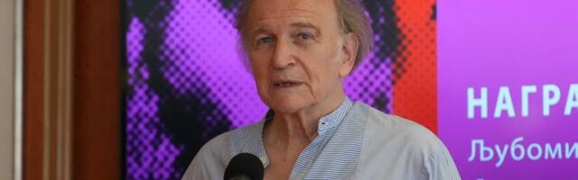 Svetozar Cvetković go u kadi sa tompusom u ruci (FOTO)