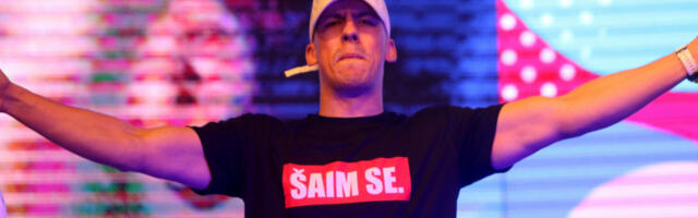 BAKA PRASE U ŠOKU Imao neprijatan susret sa navijačima, evo kako je reagovao (VIDEO)