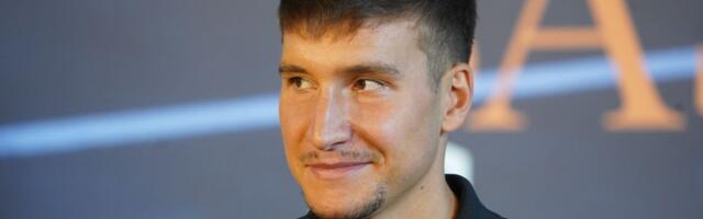 Mama radila kao kasirka, tata kao komercijalista: Bogdan Bogdanović oduševio prazničnom slikom sa porodicom