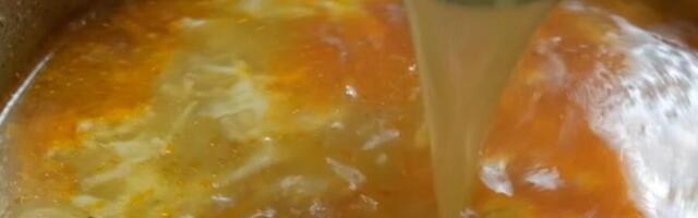 STANITE, EVO GDE SVE GREŠITE! Stručnjaci objasnili zašto je vaša supa bleda i bezukusna - MORATE OVO DA URADITE