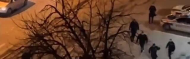 Novi Pazar se NE SMIRUJE: Tuča navijača ispred policijske stanice (VIDEO)