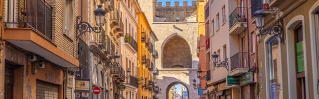 AU, OVO NE VALJA! Metropola koju srpski turisti OBOŽAVAJU uvodi novo pravilo koje će ih IZLUDETI