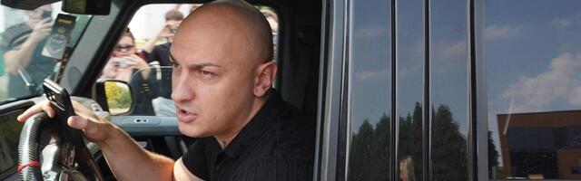 DESINGERICA SE HVALI LUKS AUTOMOBILIMA, A ŽIVI NA PERIFERIJI! Stan jeftiniji  od parkiranog ferarija od 150.000 evra: Cena kvadrata će vas ostaviti bez teksta!