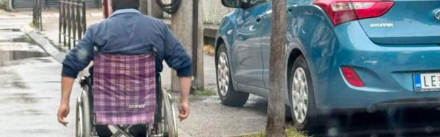 Ujedinjeni za jug: invalid u kolicima kolovozom, automobili na trotoaru