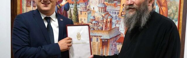 Za naročit doprinos: Igumanu manastira Hilandara uručen Sretenjski orden (FOTO)