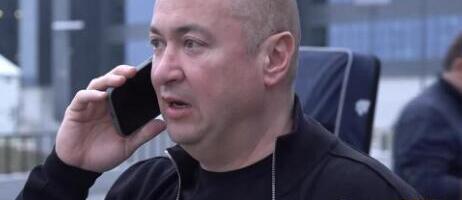 "OSTAVILA ME SLAĐA, IDEM U LUDNICU!" Đani šokirao na aerodromu, sav u belom i sa zlatnim satom privukao sve poglede