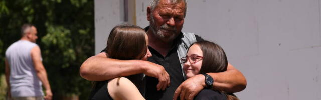 SEĆATE SE POTRESNE PRIČE O DEVOJČICAMA IZ LEPOSAVIĆA - KANCELARIJA ZA KiM IM OBNAVLJA KUĆU! "Sada ćemo moći da učimo i živimo u pristojnim uslovima" (FOTO)