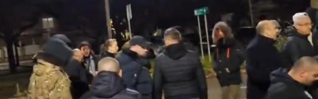 (VIDEO) Ne znaju časno da prihvate poraz: Šačica blokadera se okupila ispred sedišta SNS u Negotinu