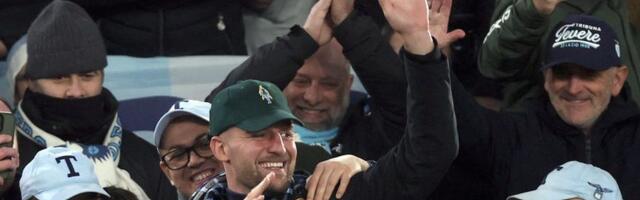 Sergej kao božanstvo! Kamufliran među tifozima na tribini pao u trans: Emocije na maks i poziv da se vrati kući /FOTO, VIDEO/