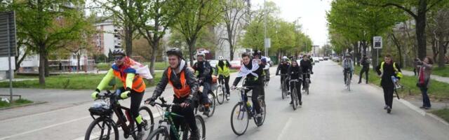 Šest biciklista iz Novog Sada krenulo na protest „lli oni ili mi“ u Novi Pazar: Među njima studenti