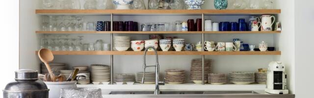 Tetka me je naučila da ne stavljam tanjire na police u kuhinji: Trik koji može sve da promeni