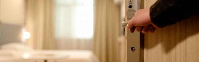 DETALJNO UPUTSTVO ŠTA RADITI PRI IZLASKU I ULASKU U KUĆU u doba koronavirusa! Ovo su svi BITNI KORACI ZAŠTITE!