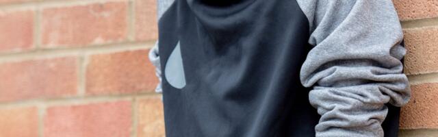 Učenik (13) izbo nastavnicu ispred osnovne škole: Na sebi imao vojničke pantalone i majicu s jezivim natpisom