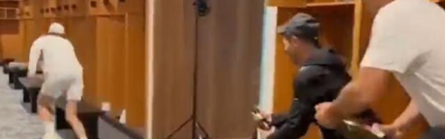Trči, Janik! Urnebesno slavlje Sinera posle titule u Majamiju, sakrio se iza kante, ali je stiglo kupanje!